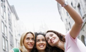 kızlarla selfie çektirmek