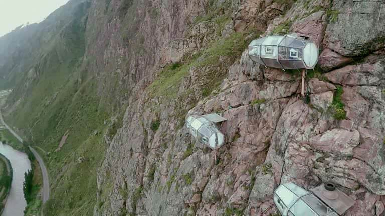 400 Feet Yükseklikte Dağa Asılı Kapsül Otel