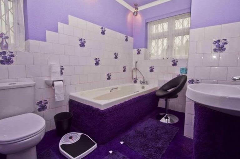 mor renkli banyo