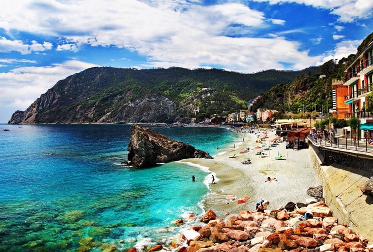 monterosso kıyıları
